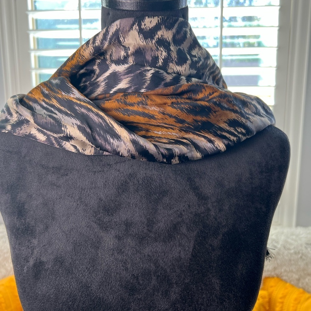 Versatile Stylings Echo 100% Silk Leopard Animal Print Scarf - Picture 3 of 13
